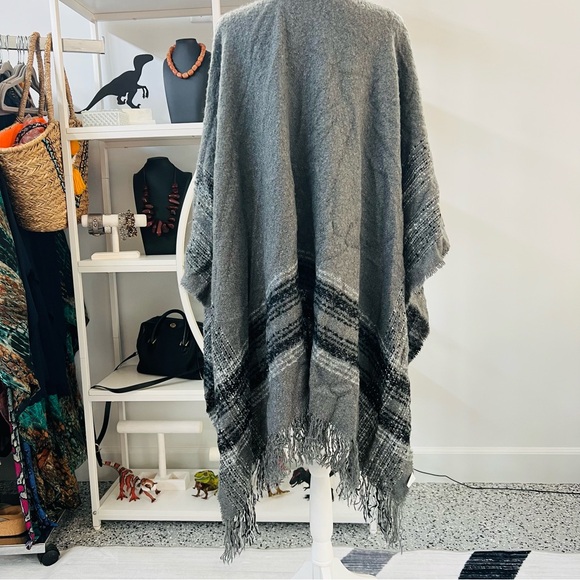 Gray Plaid Knit Ruana Cape Wrap Poncho - Picture 5 of 6